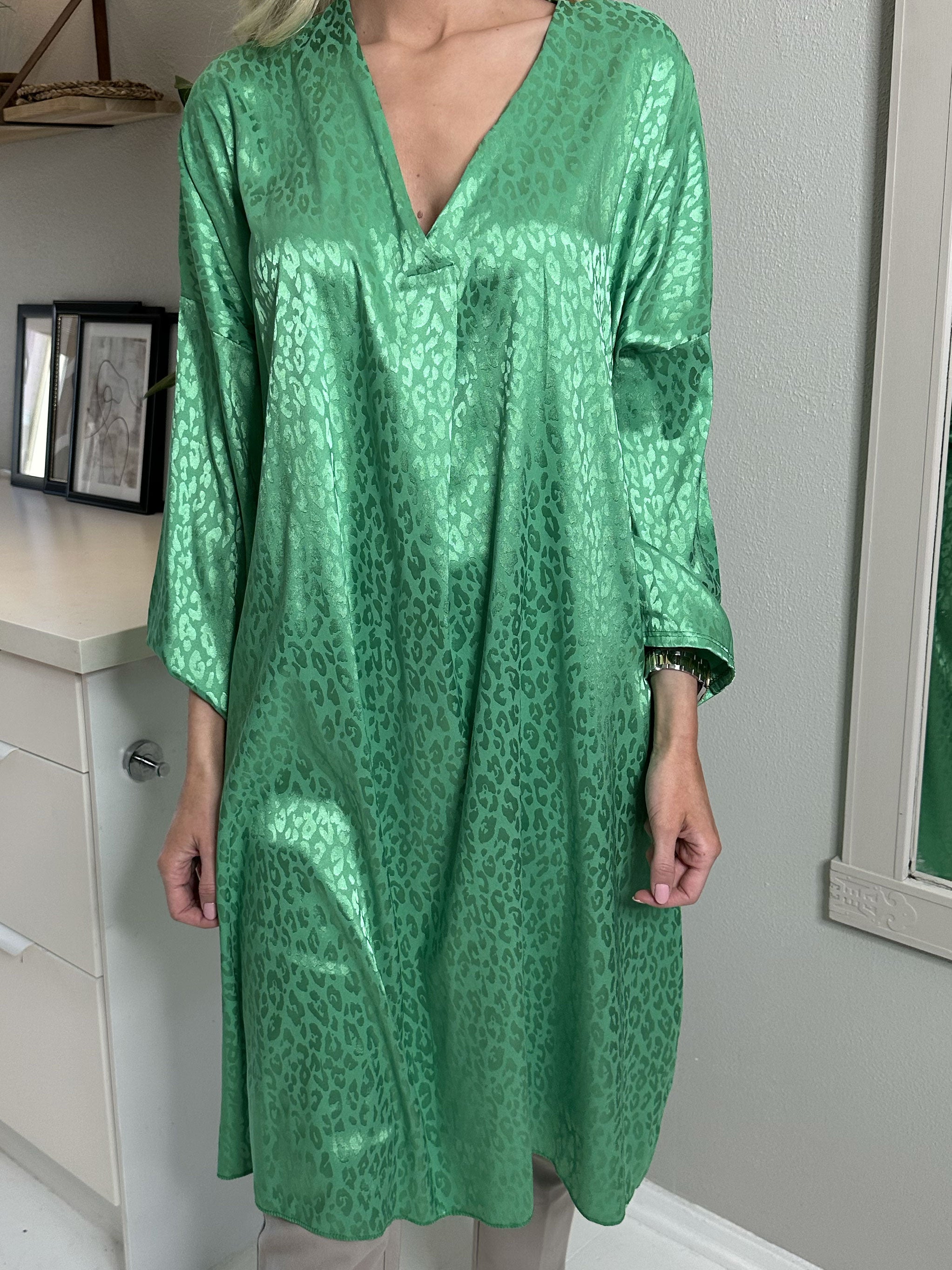 Telly - Tunika med leopardpletter i silkelook